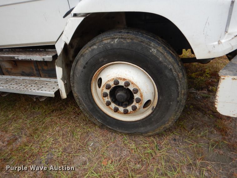 image for item IV9715 2003 Freightliner FL70  bucket truck