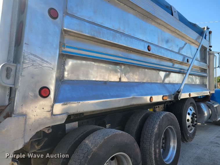 image for item IV9716 2006 Peterbilt 357  dump truck