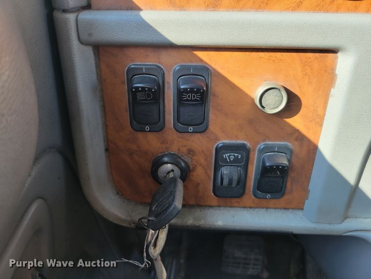 image for item IV9716 2006 Peterbilt 357  dump truck