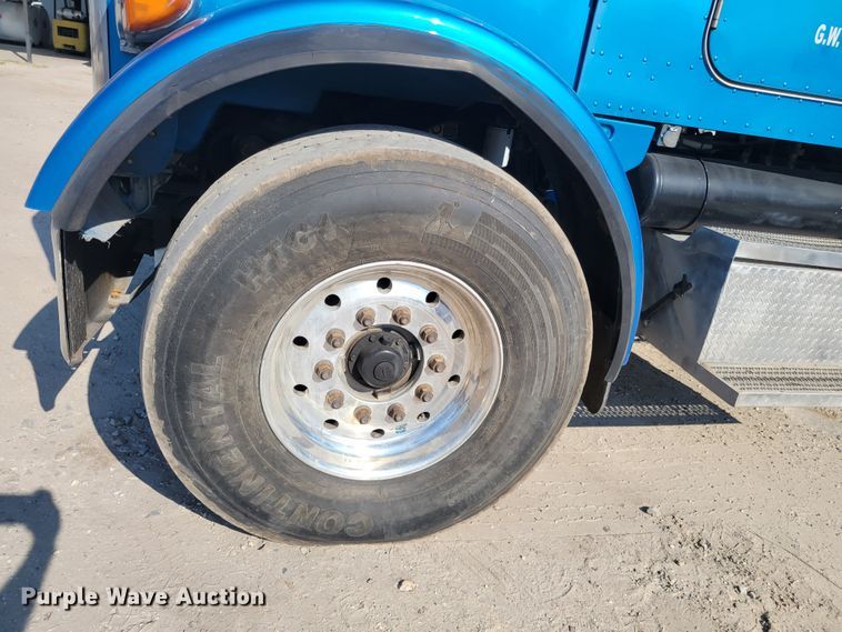 image for item IV9716 2006 Peterbilt 357  dump truck