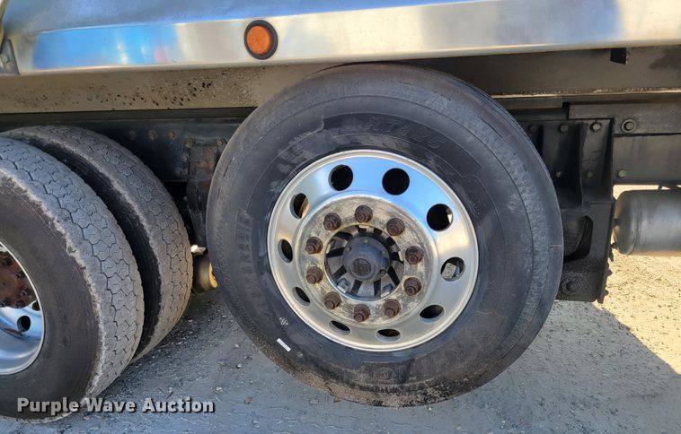 image for item IV9716 2006 Peterbilt 357  dump truck