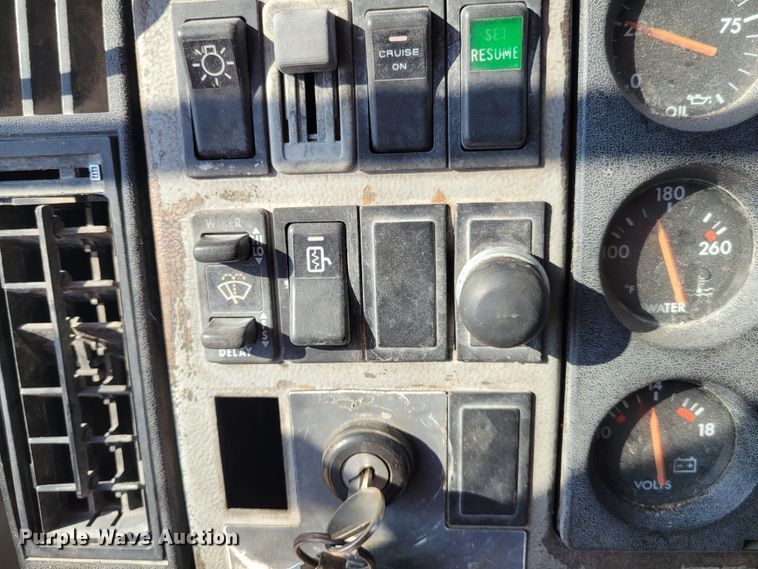 image for item IV9717 1999 Freightliner FL112  dump truck