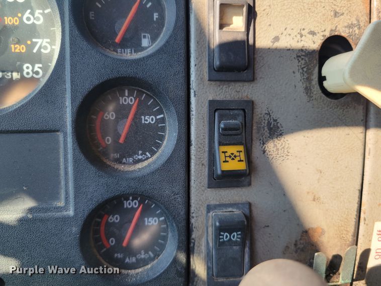 image for item IV9717 1999 Freightliner FL112  dump truck