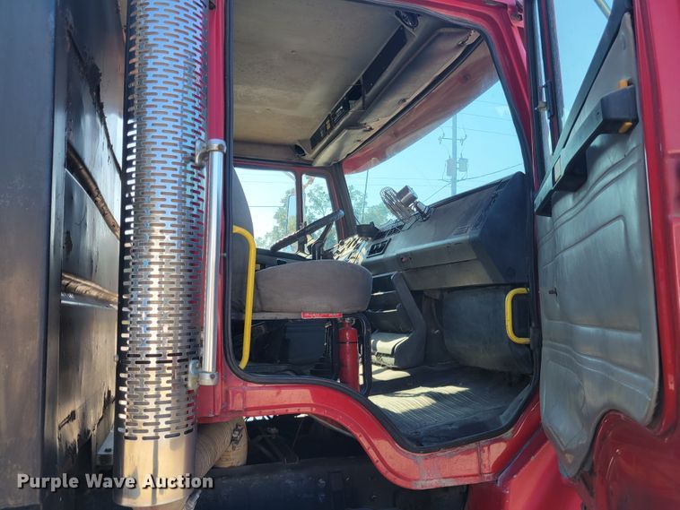 image for item IV9717 1999 Freightliner FL112  dump truck
