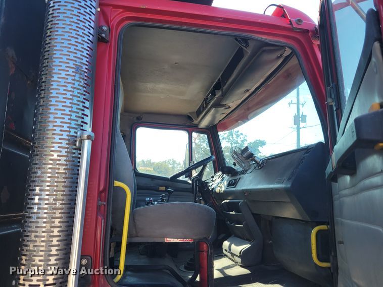 image for item IV9717 1999 Freightliner FL112  dump truck