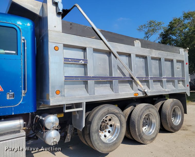 image for item IV9718 2000 Peterbilt 357  dump truck