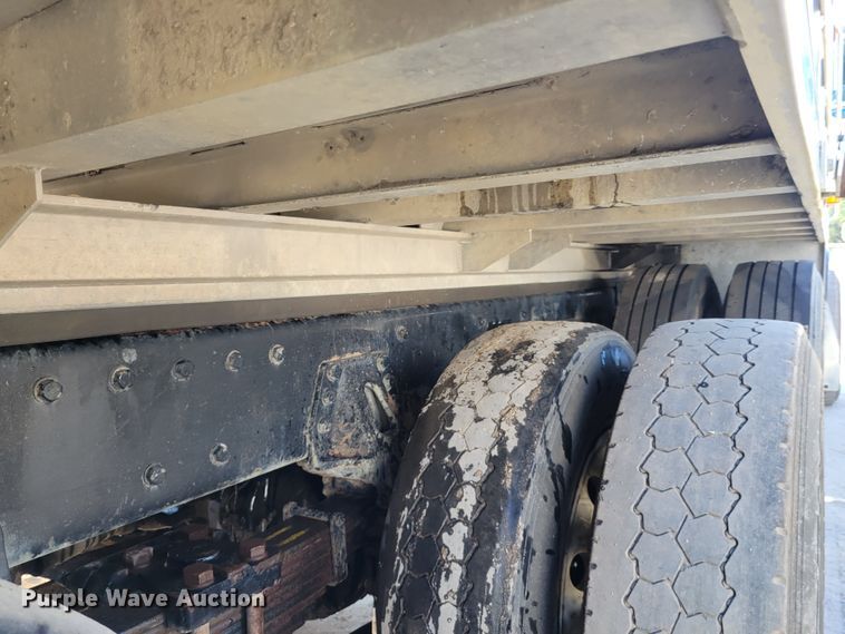 image for item IV9718 2000 Peterbilt 357  dump truck