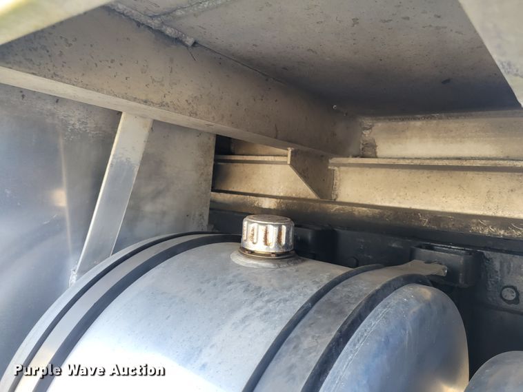 image for item IV9718 2000 Peterbilt 357  dump truck