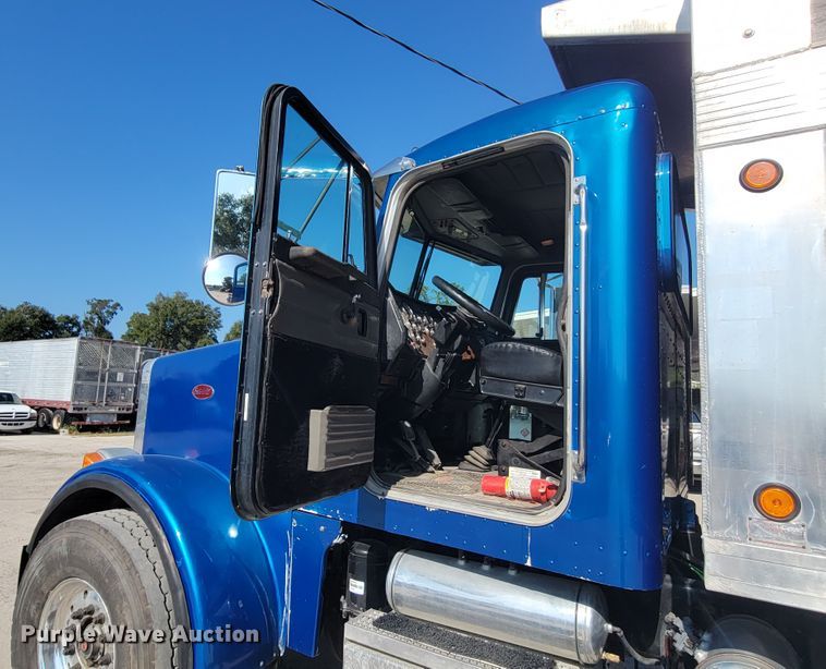 image for item IV9718 2000 Peterbilt 357  dump truck