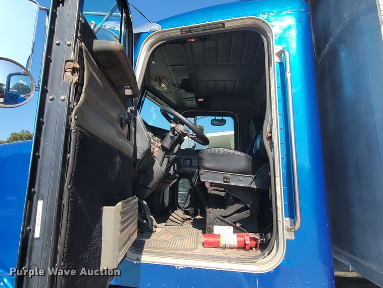 image for item IV9718 2000 Peterbilt 357  dump truck