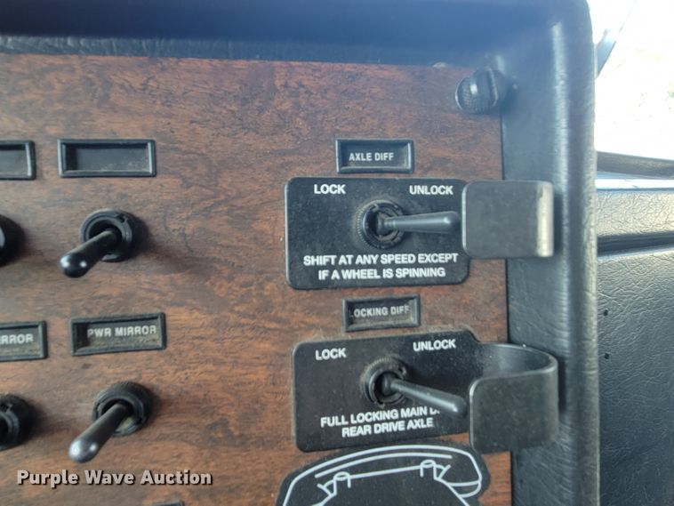 image for item IV9718 2000 Peterbilt 357  dump truck