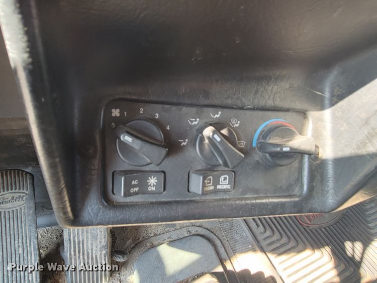 image for item IV9718 2000 Peterbilt 357  dump truck