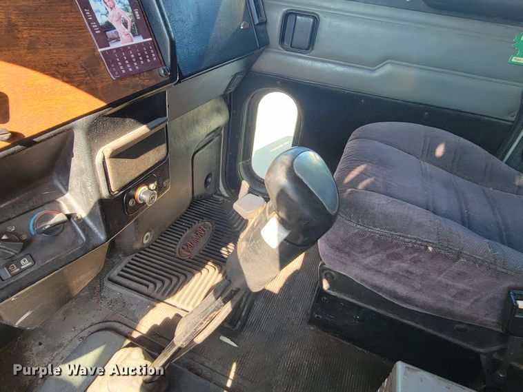 image for item IV9718 2000 Peterbilt 357  dump truck