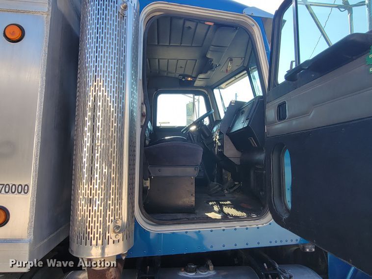 image for item IV9718 2000 Peterbilt 357  dump truck