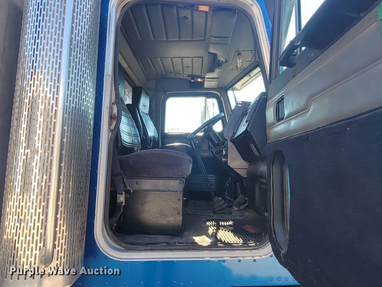 image for item IV9718 2000 Peterbilt 357  dump truck