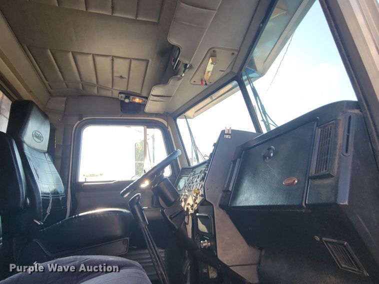 image for item IV9718 2000 Peterbilt 357  dump truck