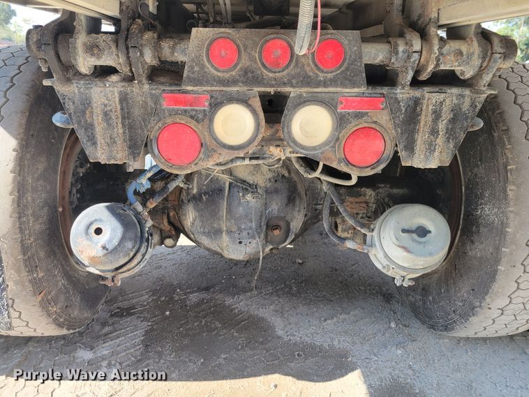 image for item IV9718 2000 Peterbilt 357  dump truck