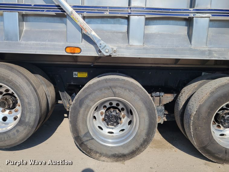 image for item IV9718 2000 Peterbilt 357  dump truck