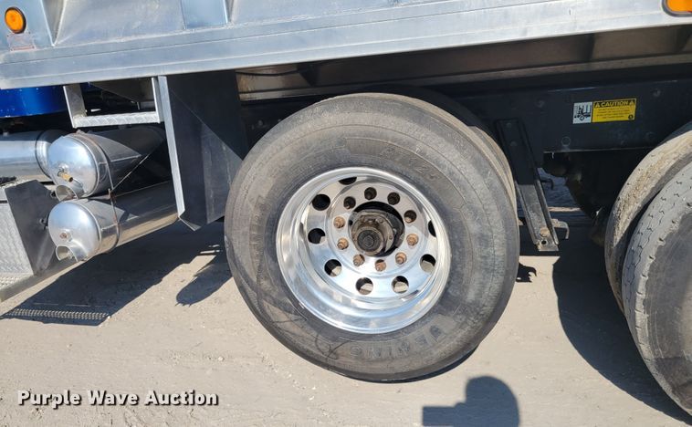 image for item IV9718 2000 Peterbilt 357  dump truck