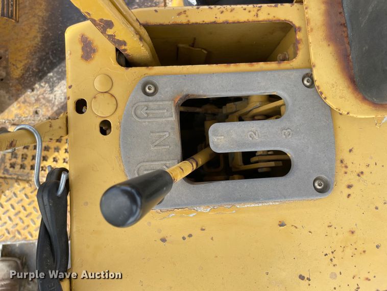 image for item IX9607 1992 Caterpillar D4H  dozer