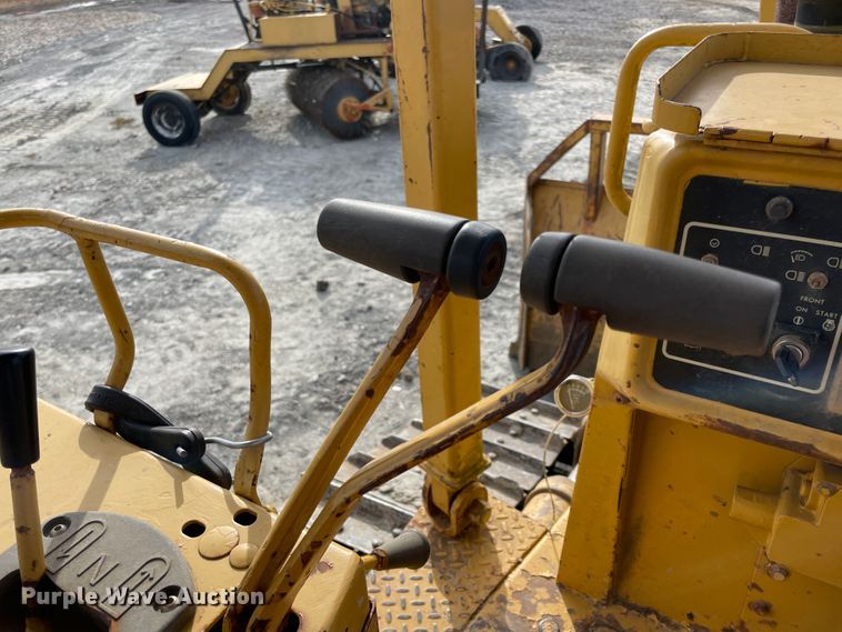 image for item IX9607 1992 Caterpillar D4H  dozer