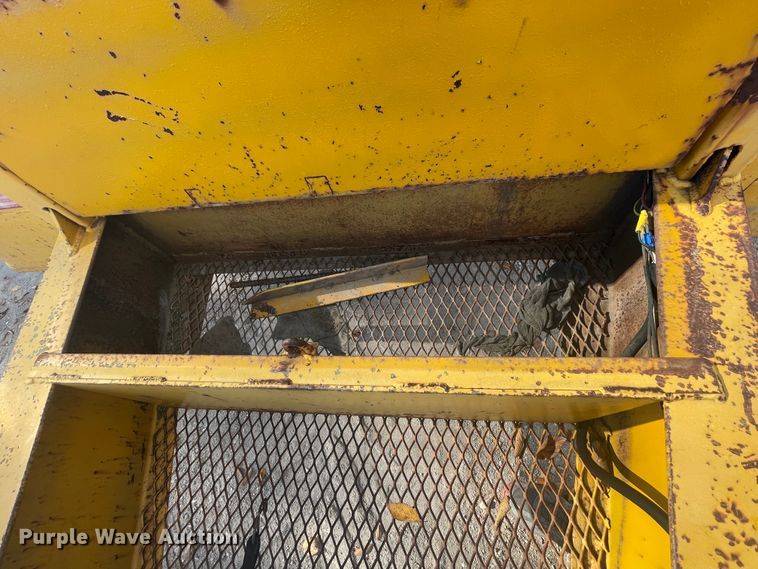 image for item IX9698 1995 Carrier King  equipment trailer