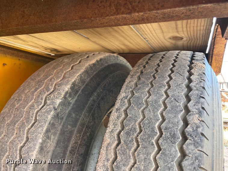 image for item IX9698 1995 Carrier King  equipment trailer