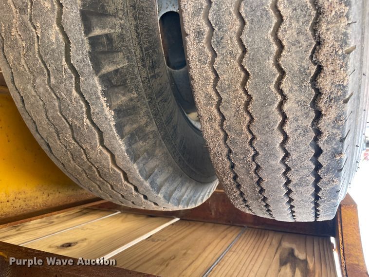 image for item IX9698 1995 Carrier King  equipment trailer