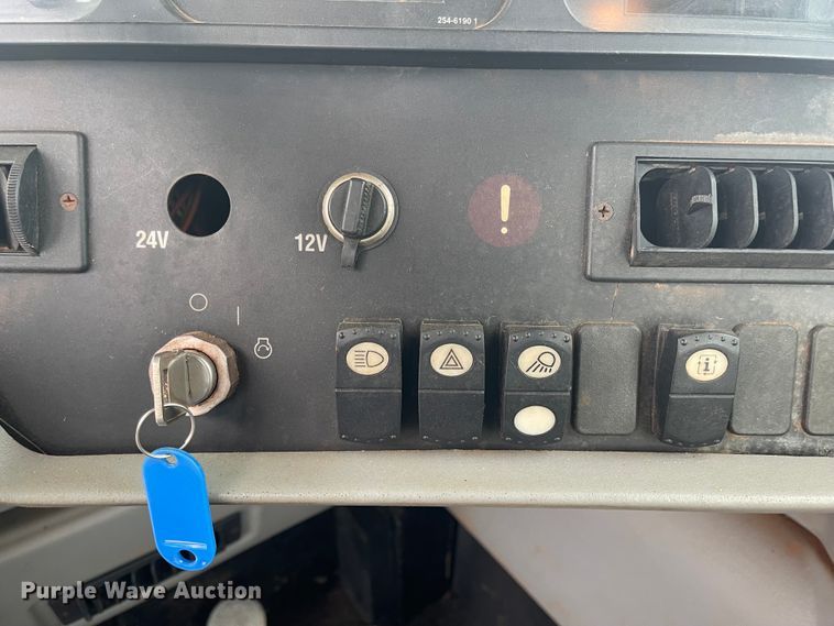 image for item IY9803 2006 Caterpillar 621G  scraper