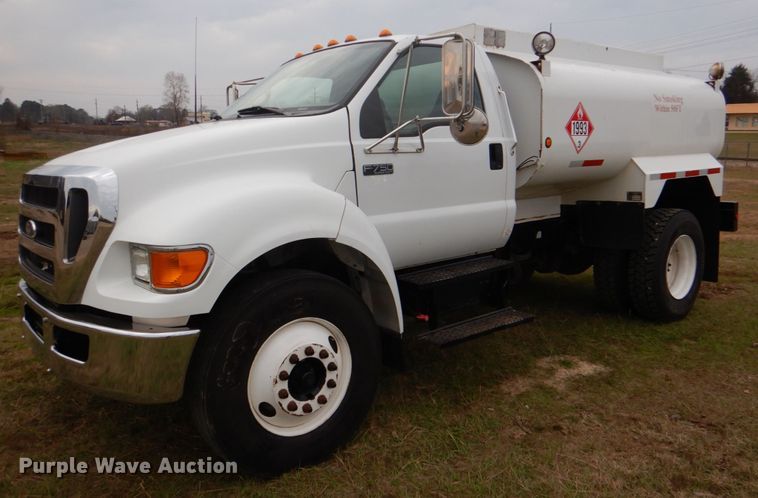 image for item JD9488 2006 Ford F750 Super Duty XLT  fuel truck