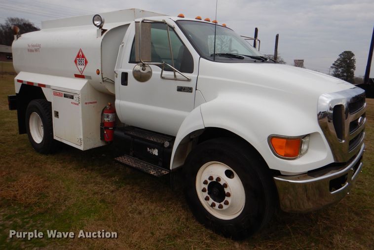 image for item JD9488 2006 Ford F750 Super Duty XLT  fuel truck