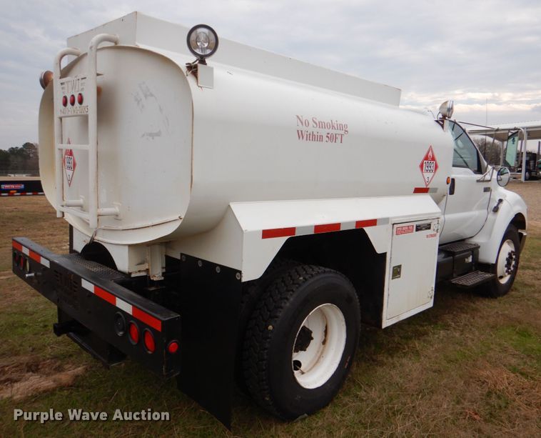 image for item JD9488 2006 Ford F750 Super Duty XLT  fuel truck