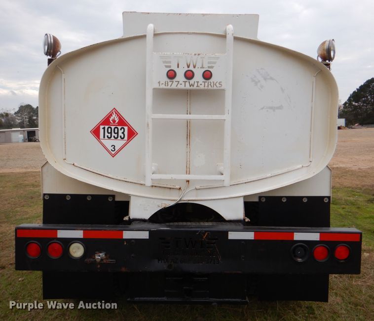 image for item JD9488 2006 Ford F750 Super Duty XLT  fuel truck