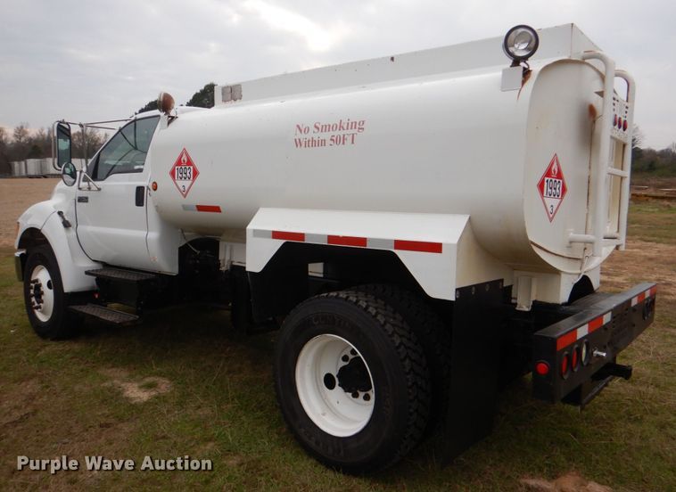 image for item JD9488 2006 Ford F750 Super Duty XLT  fuel truck