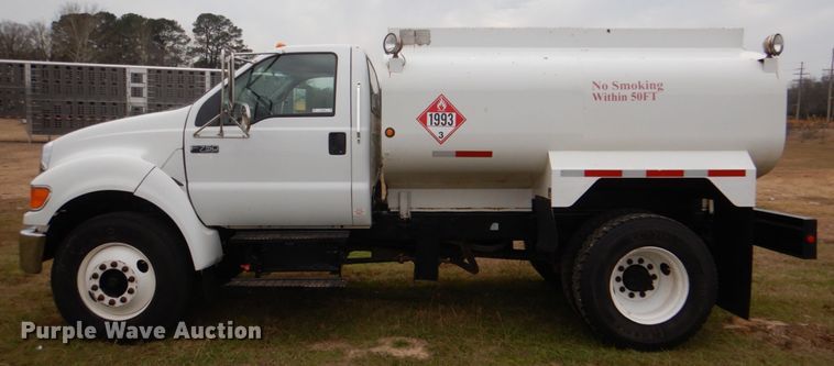 image for item JD9488 2006 Ford F750 Super Duty XLT  fuel truck