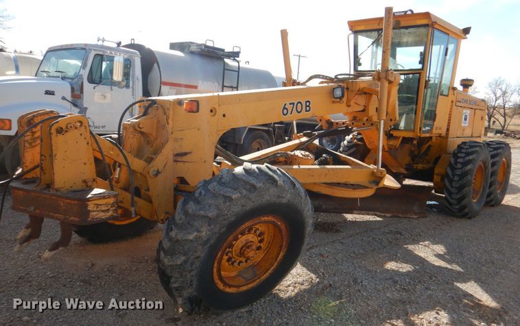 image for item JD9532 1990 John Deere 670B  motor grader