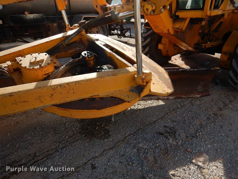 image for item JD9532 1990 John Deere 670B  motor grader