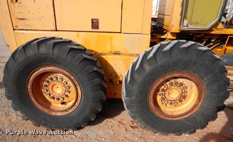 image for item JD9532 1990 John Deere 670B  motor grader