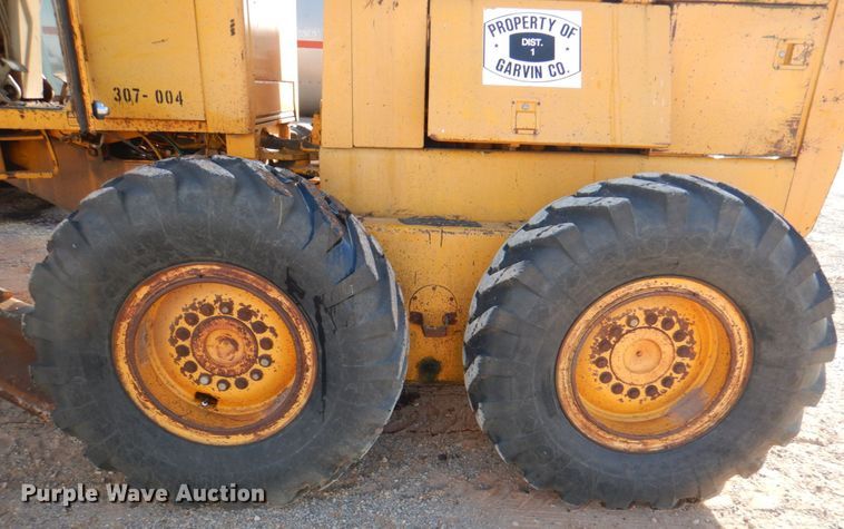 image for item JD9532 1990 John Deere 670B  motor grader