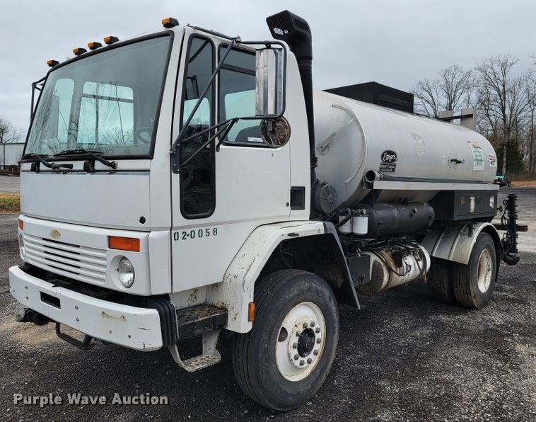 image for item JE9147 2000 Sterling SC7000  oil distributor truck