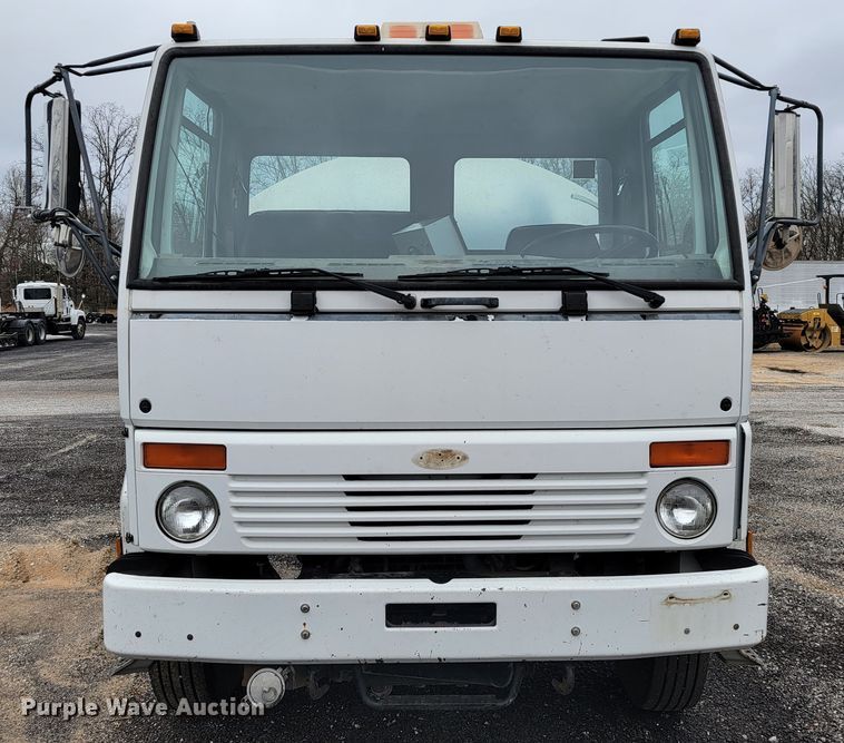 image for item JE9147 2000 Sterling SC7000  oil distributor truck