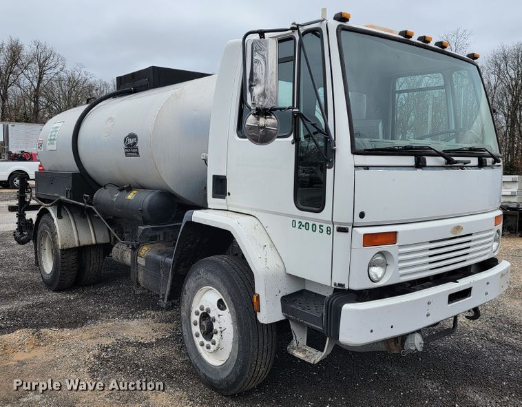 image for item JE9147 2000 Sterling SC7000  oil distributor truck