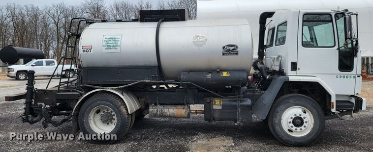 image for item JE9147 2000 Sterling SC7000  oil distributor truck