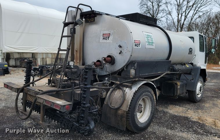 image for item JE9147 2000 Sterling SC7000  oil distributor truck