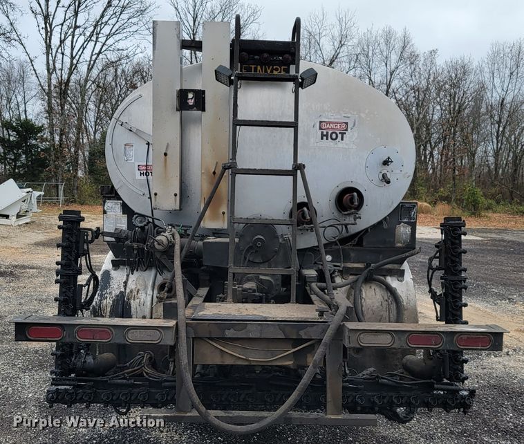 image for item JE9147 2000 Sterling SC7000  oil distributor truck