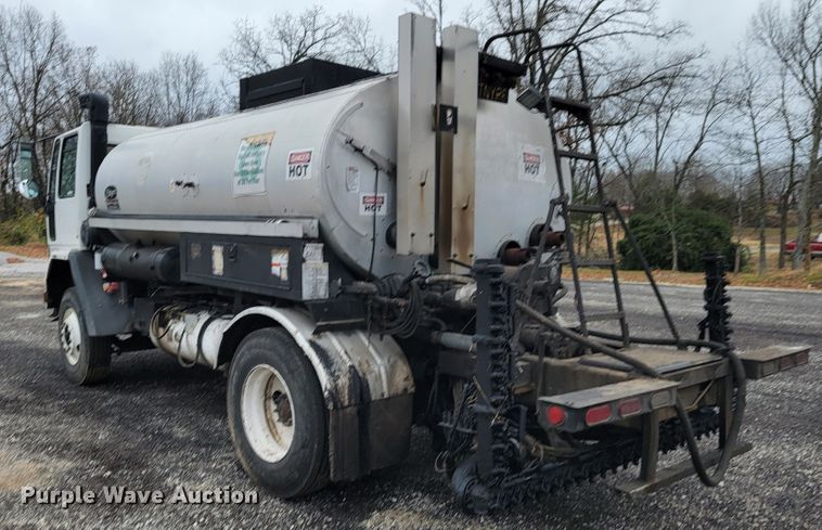 image for item JE9147 2000 Sterling SC7000  oil distributor truck