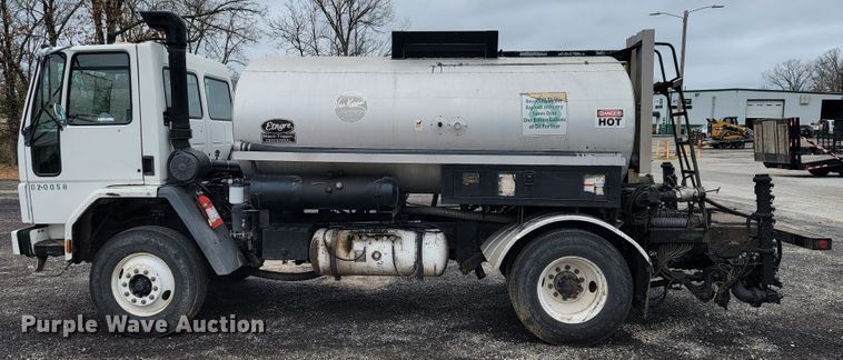 image for item JE9147 2000 Sterling SC7000  oil distributor truck