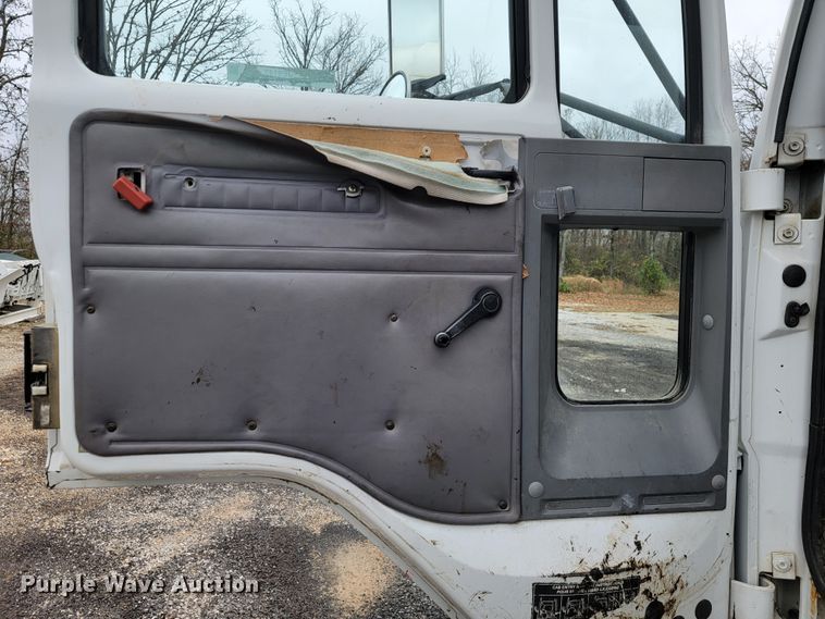 image for item JE9147 2000 Sterling SC7000  oil distributor truck