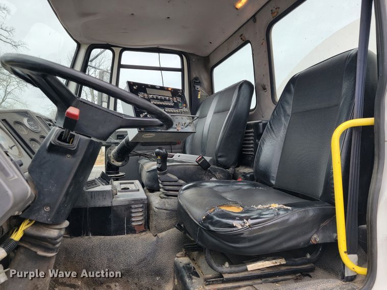 image for item JE9147 2000 Sterling SC7000  oil distributor truck