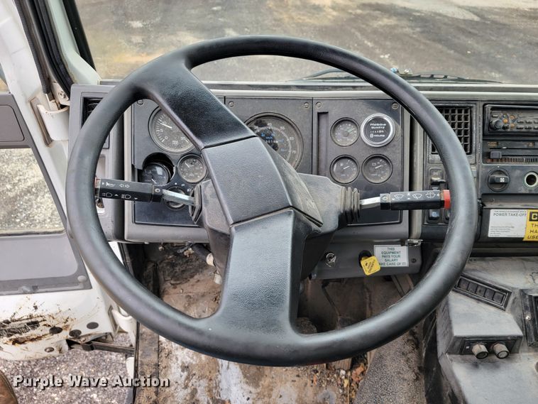 image for item JE9147 2000 Sterling SC7000  oil distributor truck